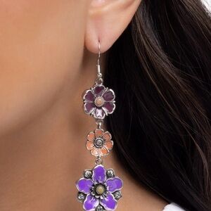*NEW*  Paparazzi Silver and Purple Floral Earrings

“Floral Flock”